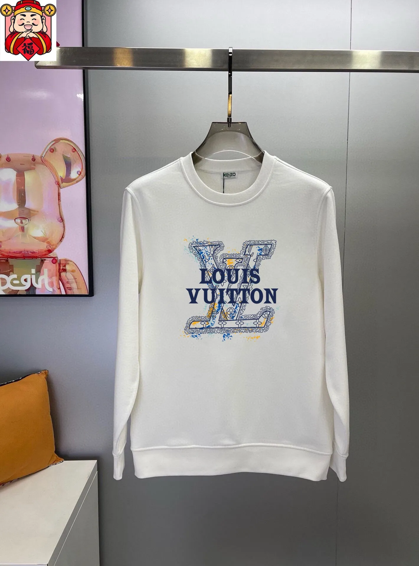🅿️380 [LV Louis Vuitton] (Fat Man Gospel) hot-selling suit is coming. Focus on the original version of the official website. 2025 new hot-selling sweatshirt suit. The original order is the best. 🇭🇰The meticulous work of top designers is dedicated to a fitting and perfect upper body effect. All-natural high-quality Roman cotton 100%, close-fitting comfort, noble and elegant! Original hardware embodies elegance and nobility! Counter size: M-5XL (maximum wear up to 220 pounds)